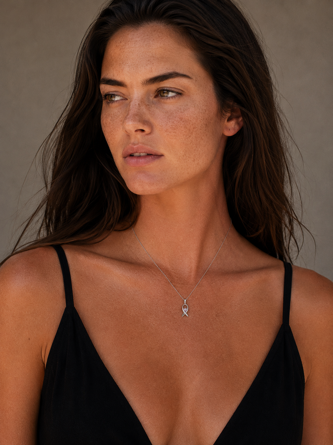 Model wearing the Divine Loop 925 sterling silver interlocking circle necklace